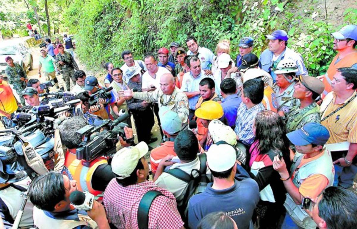 Ni malos olores ni cansancio vencen a mineros hondureños rescatistas