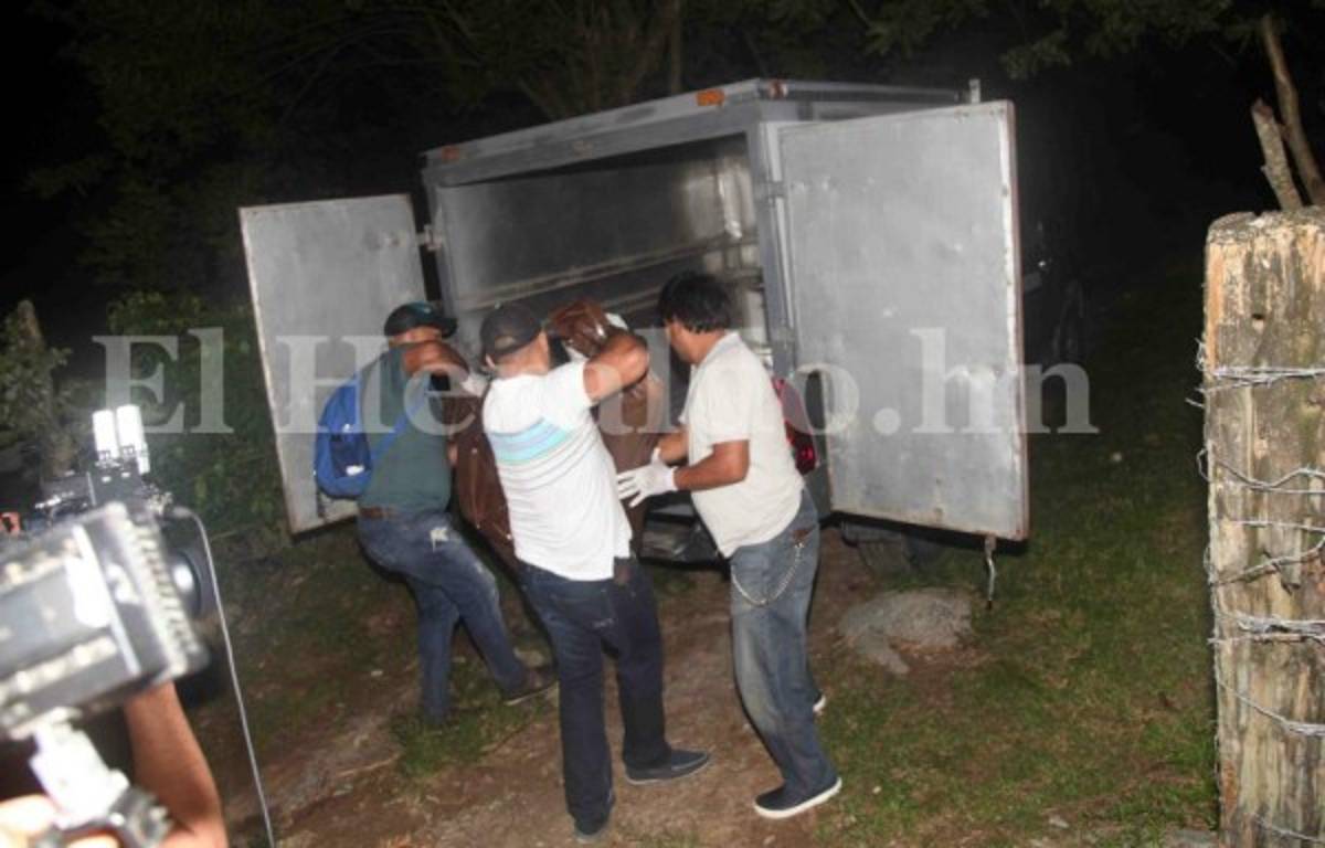 Lester Munguia Ocampo fue ultimado a disparos por varios desconocidos en su apartment. Este es el momento en que el personal de medicina forense realiza el levantamiento de su cadáver.