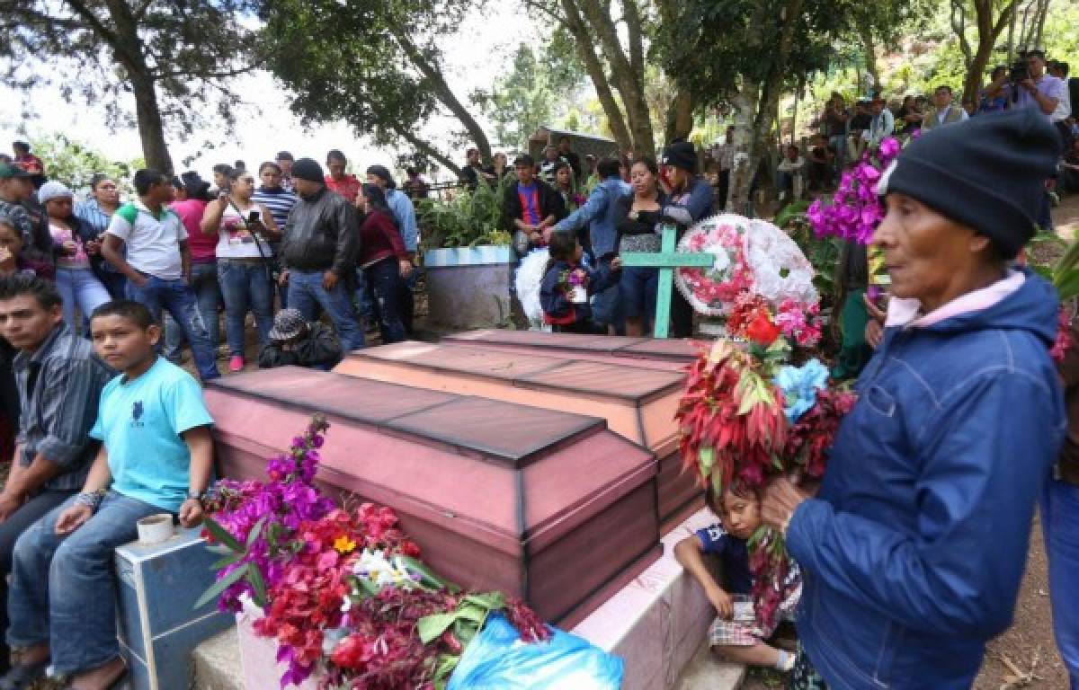 Con angustia, llanto y dolor son enterradas hermanas que murieron en masacre de El Hato