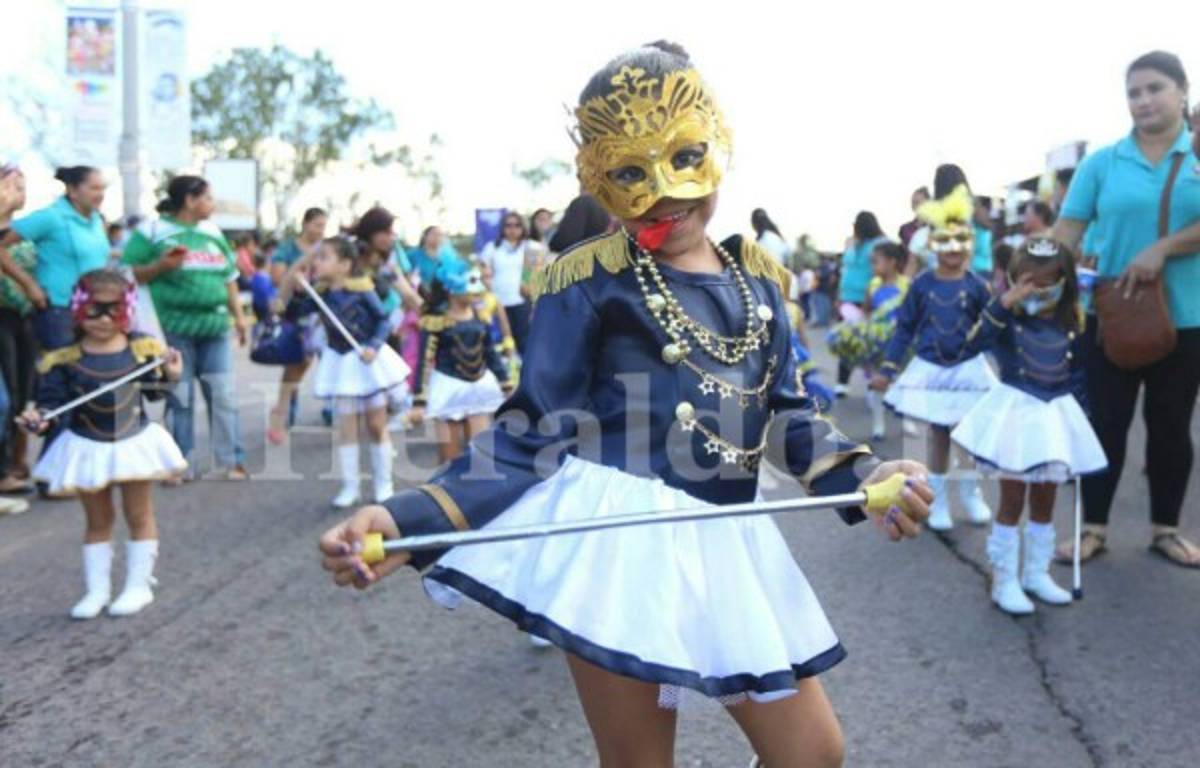 Tegucigalpa derrocha color y algarabía en el carnaval por su 438 aniversario
