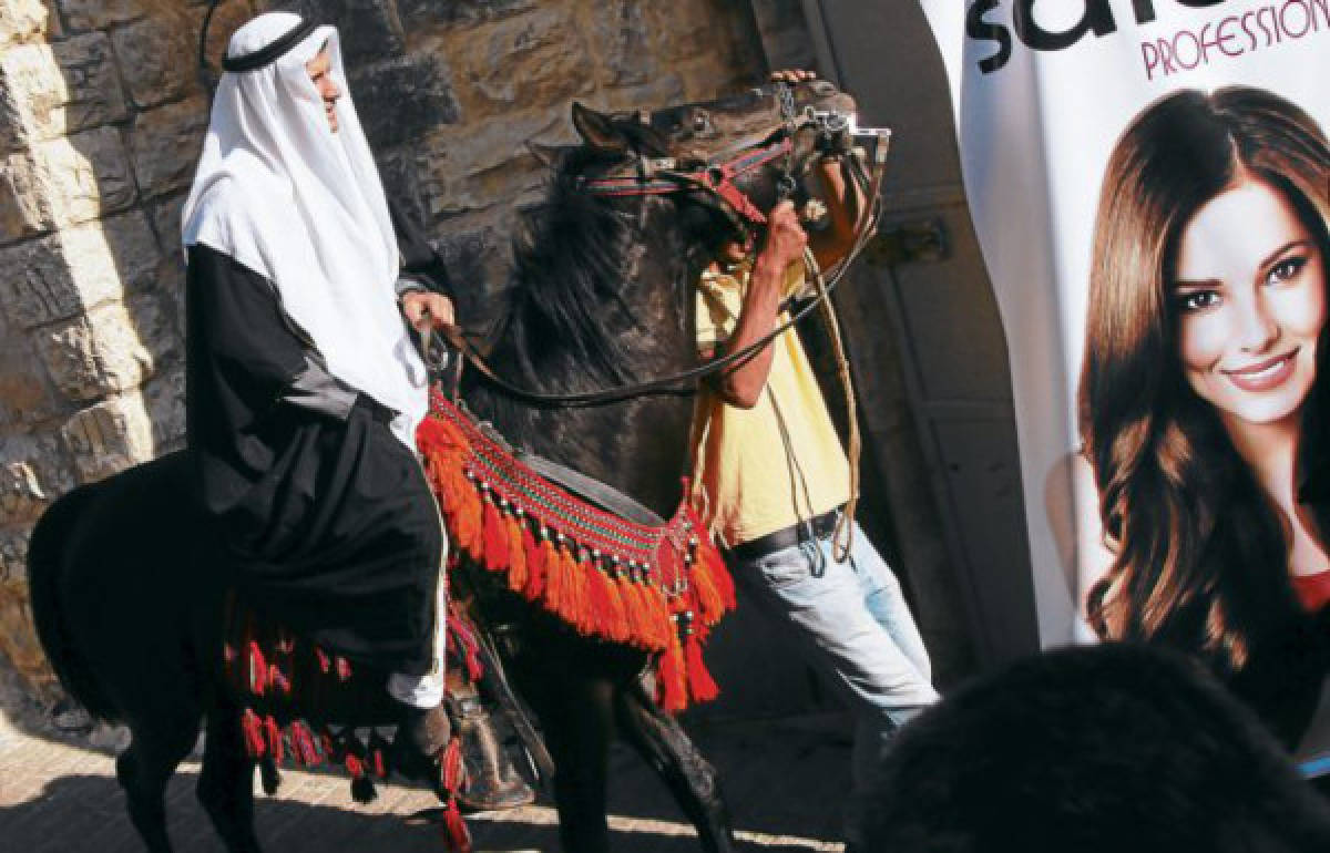 Bailes tradicionales en boda palestina