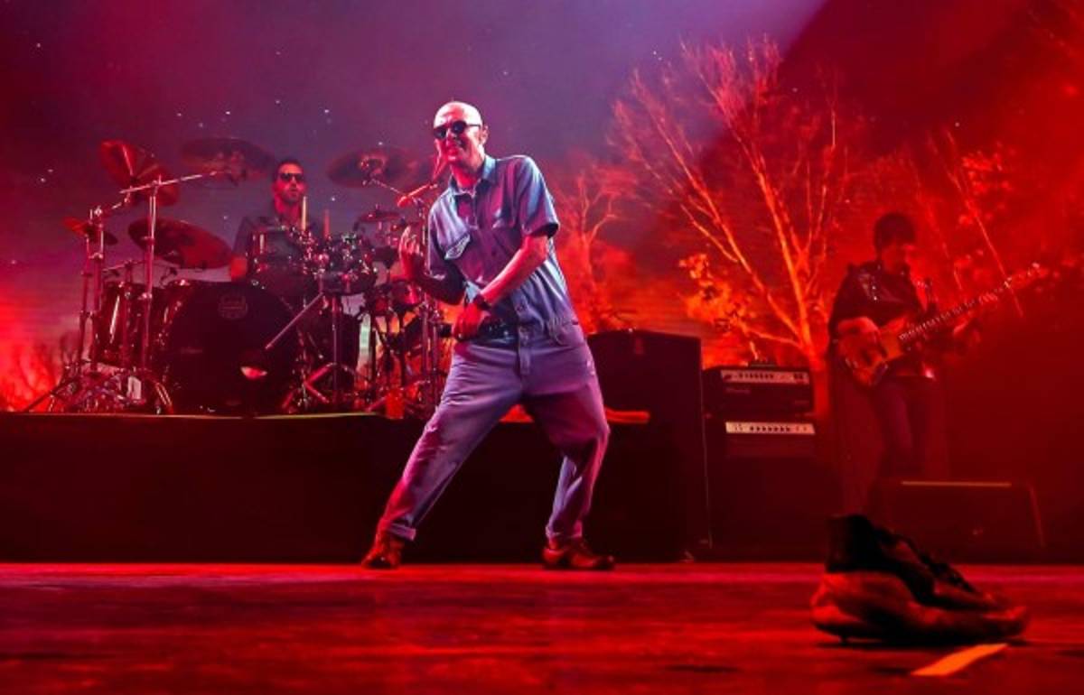 Avalancha deja dos muertos en masivo concierto de rock en Argentina