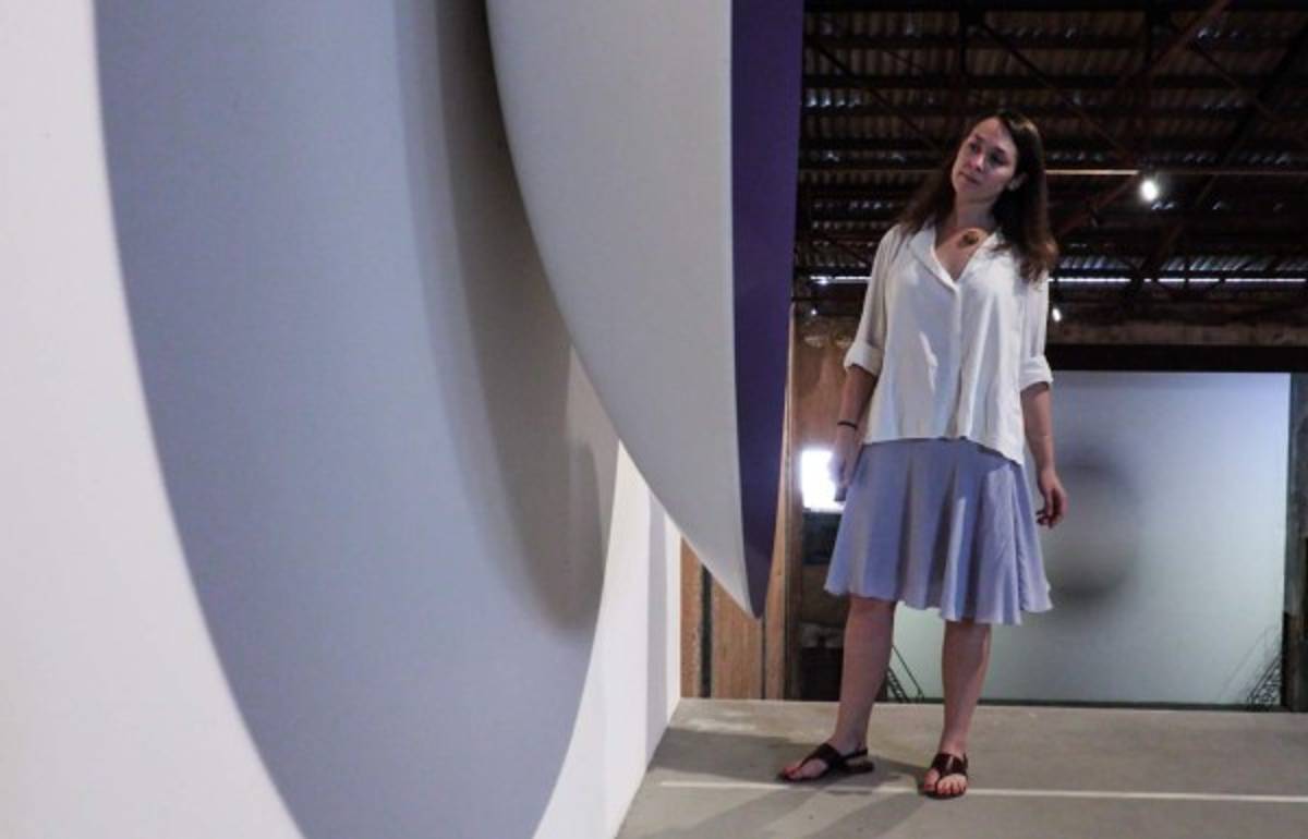 Luisa Ausenda, director of Arte Continua gallery observes an artwork in Havana, on May 25, 2017. 'Arte Continua' is the first private gallery of contemporary art based in Cuba. / AFP PHOTO / ADALBERTO ROQUE / TO GO WITH AFP STORY by Alexandre GROSBOIS