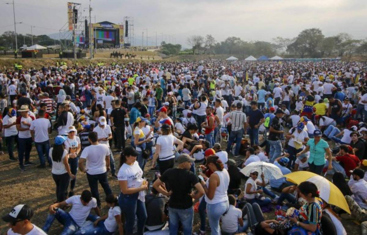 Vestidos de blanco, miles llegan a megaconcierto en la frontera con Venezuela