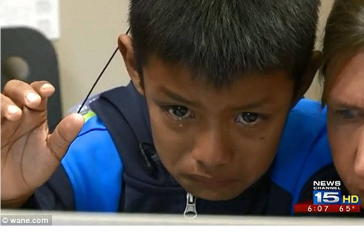 Vídeo: Niño sordo escucha por primera vez a sus padres