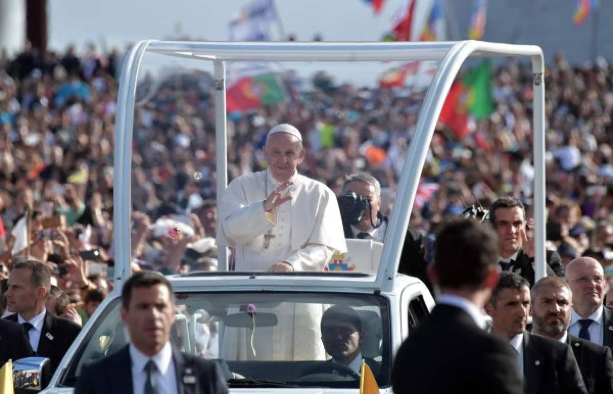 El Papa pone rumbo a Fátima, donde lo recibe una marea de fervientes peregrinos  