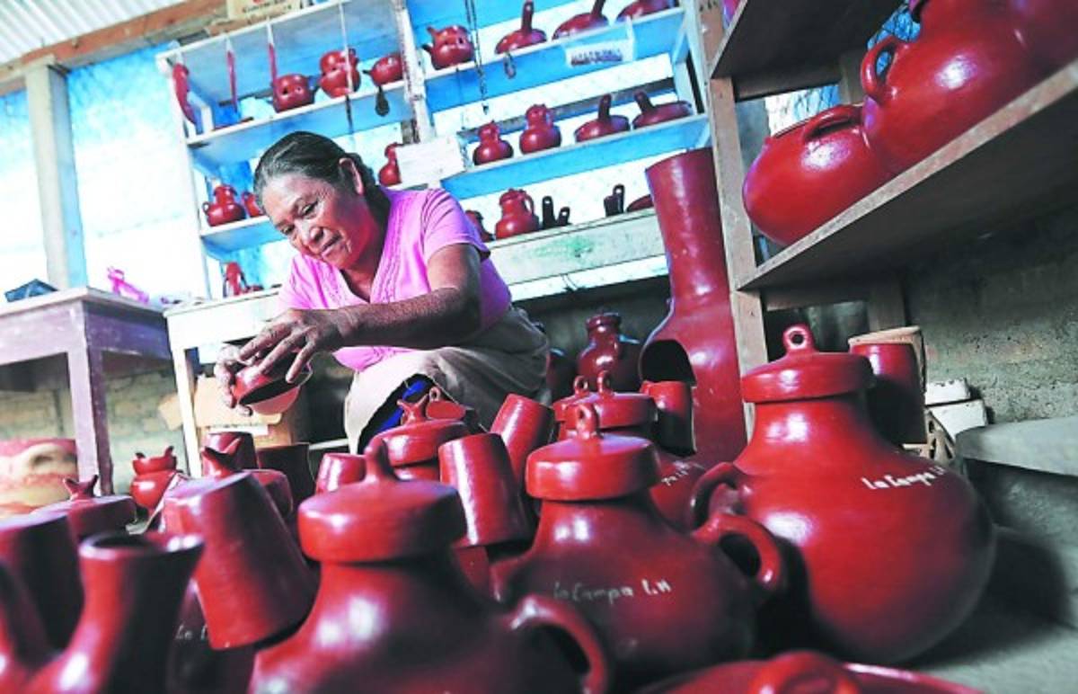 Olivia Pérez, prodigiosas manos que tallan el barro