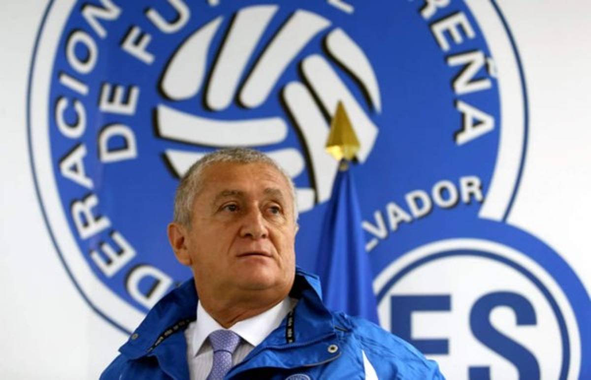 DT de El Salvador llama a 'legionarios' ante negativa de liga local   