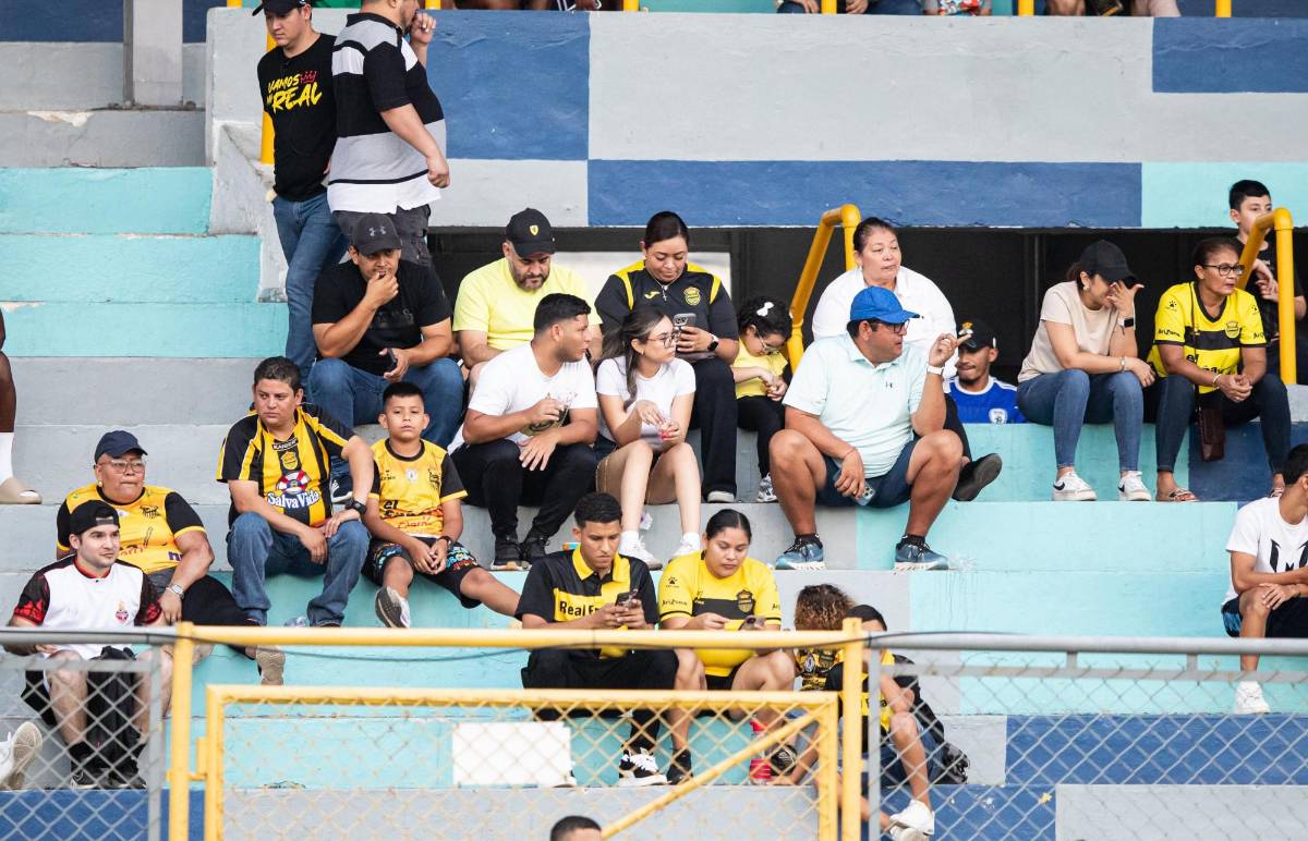 Lindas chicas y siguieron el ejemplo de los tiktokers: Así se vive la previa del Real España-Juticalpa