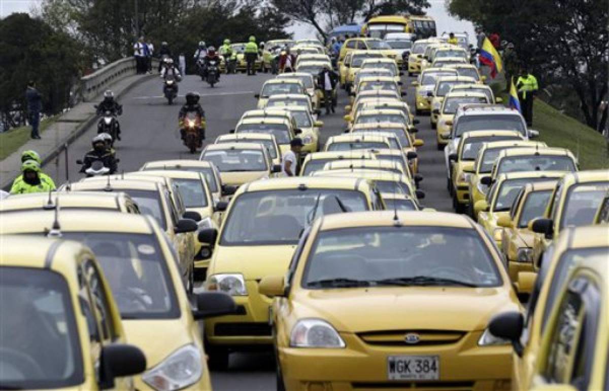 Taxistas protestan contra aplicación Uber