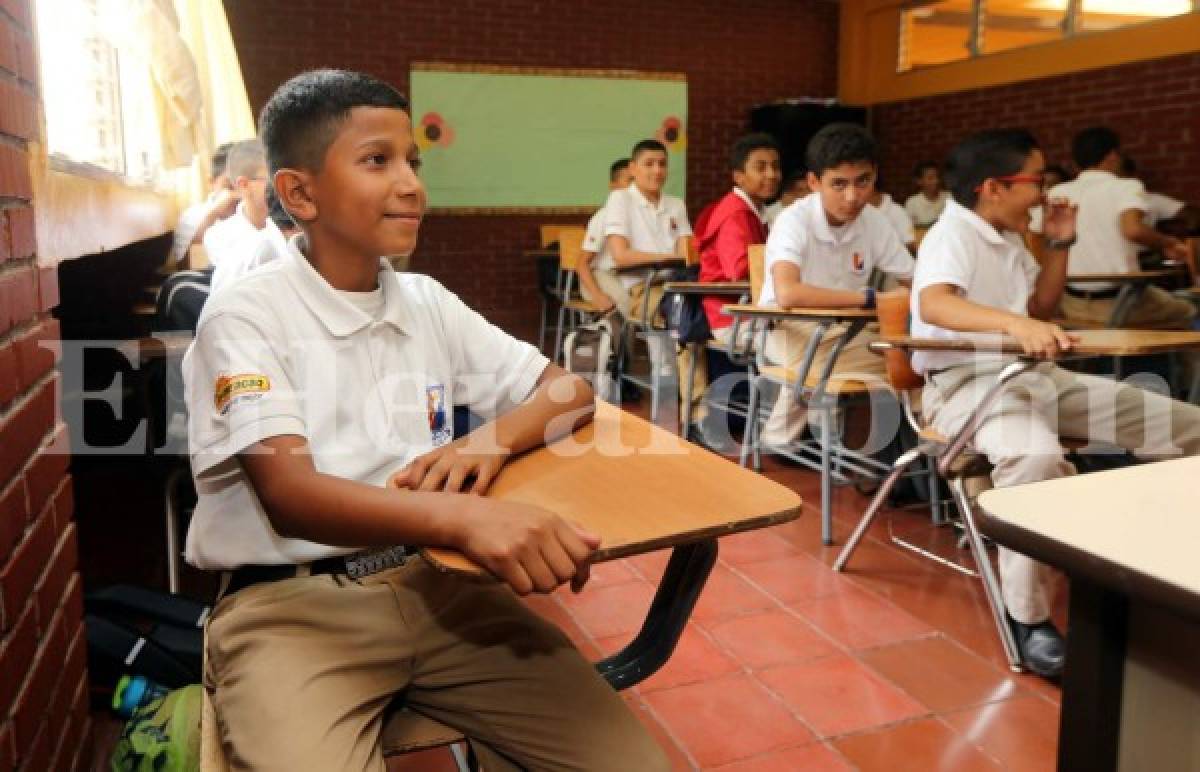 En Taular, Carlitos se acomoda en el primer asiento del aula, mientras escucha atento los conocimientos que sus docentes le brindan. Foto David Romero/EL HERALDO.