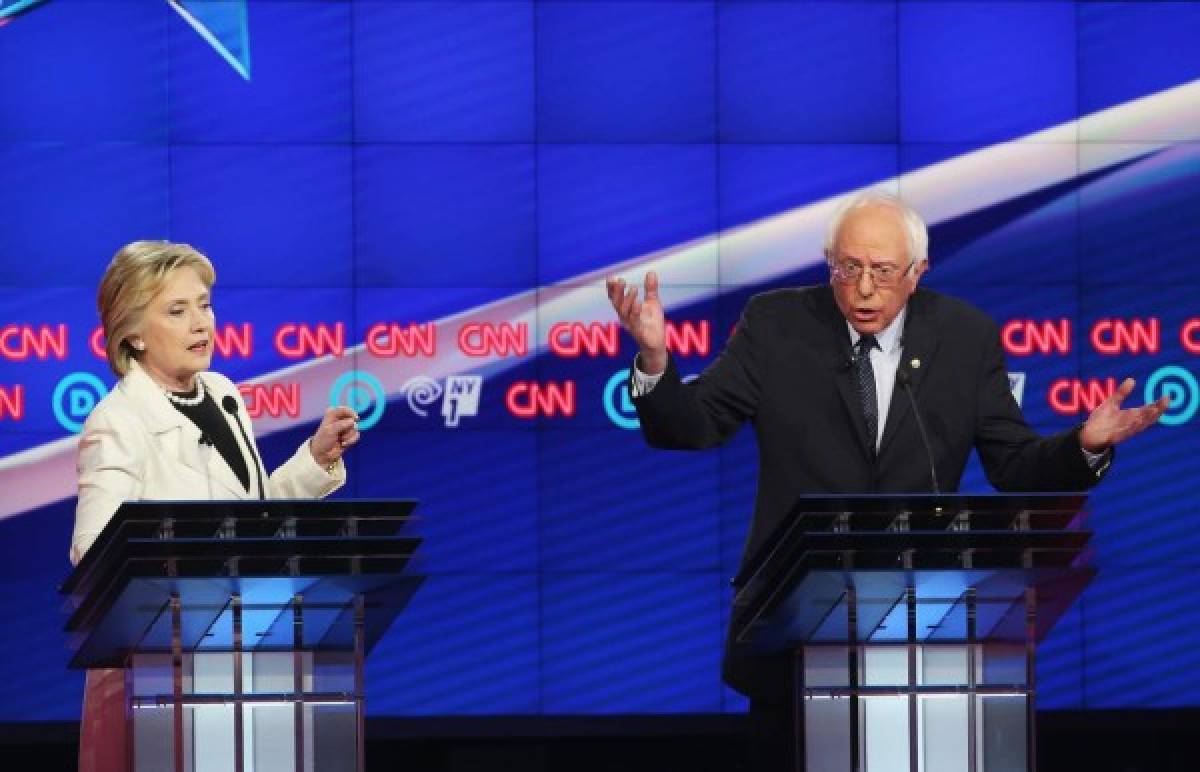 Clinton y Sanders chocan en encendido debate