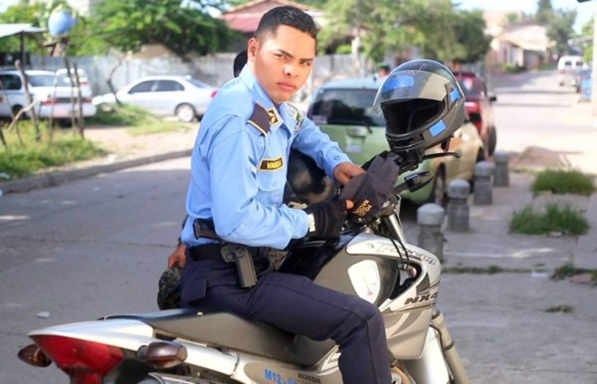 Policía hondureño asegura llevar consigo el arma más poderosa