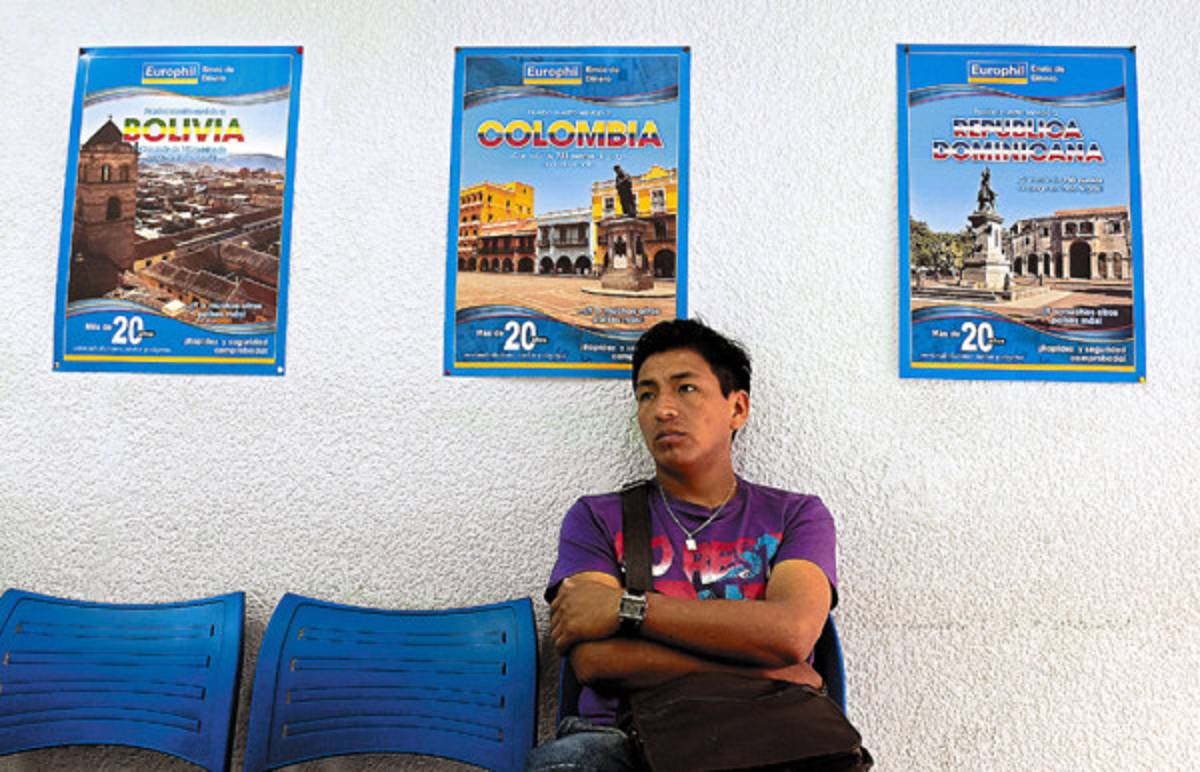 Latinos capean crisis con más astucia que españoles