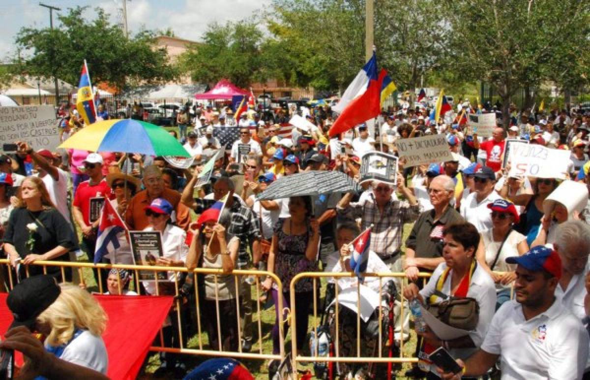 Hispanos en Miami se manifiestan por 'la libertad' en Cuba y Venezuela