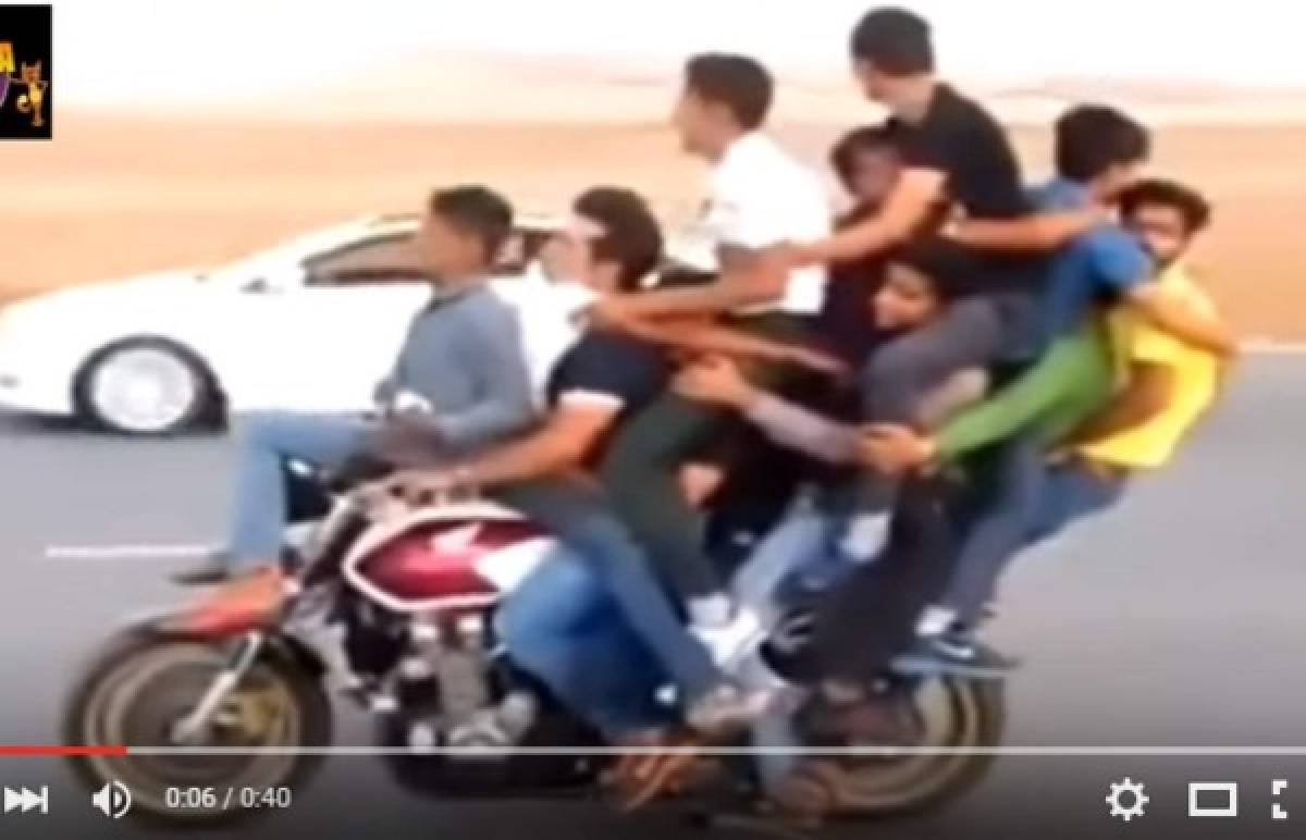 Diez personas en una motocicleta