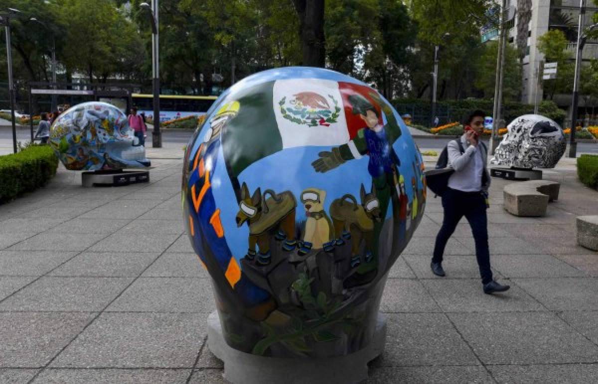 Los mexicanos celebran el Día de muertos con cráneos monumentales
