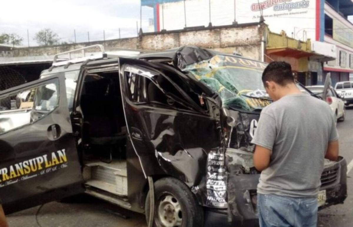 Choque entre bus rapidito y pick up deja 10 personas heridas en San Pedro Sula
