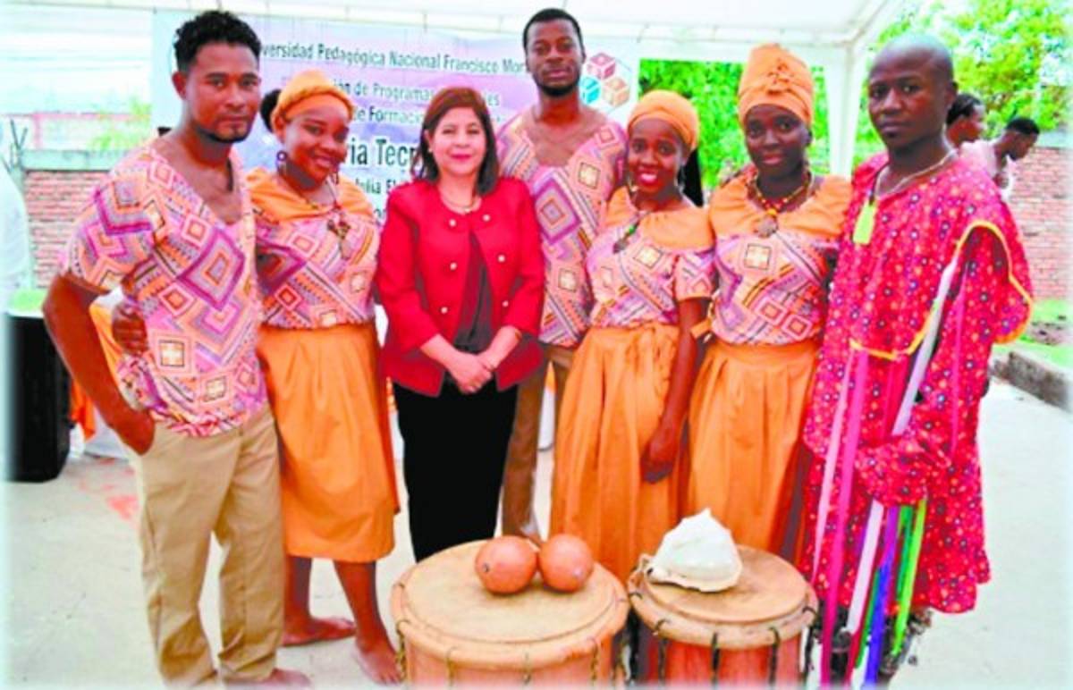 Españoles son cautivados por el ritmo punta del grupo de danza Baraúda