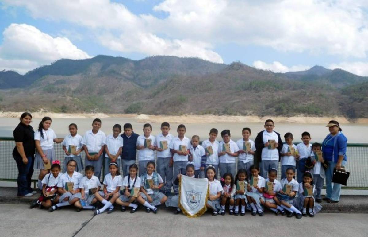 COACEHL lleva a niños ecologistas a conocer la represa La Concepción