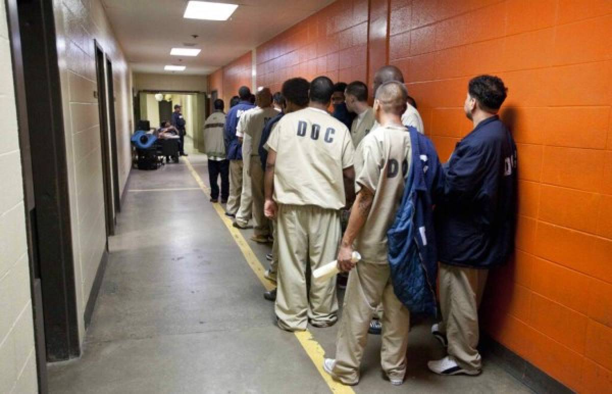 Illinois prohíbe centros de detención privados ante amenazas de redadas