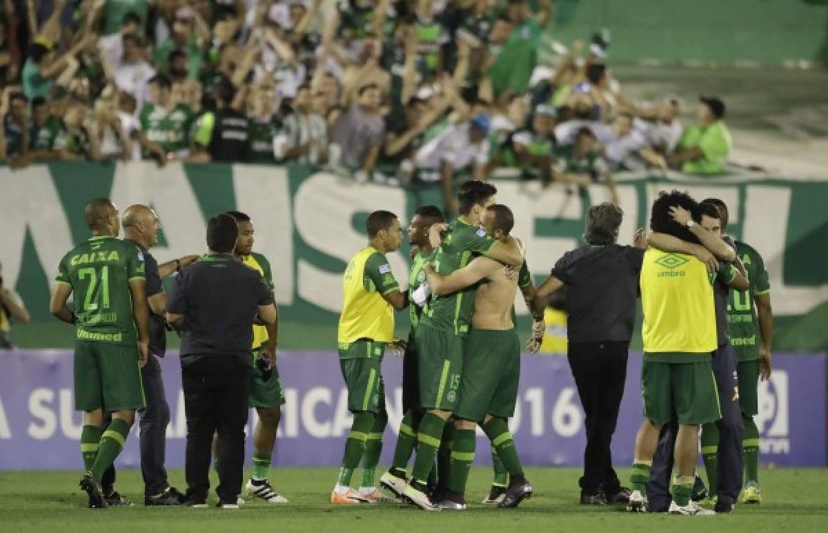 Suspenden final de Copa Sudamericana tras accidente aéreo con jugadores del equipo brasileño Chapecoense