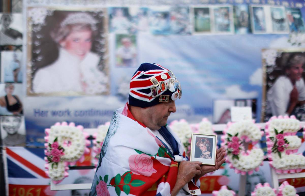 Un hombre se envolvió en la bandera británica y rindió homenaje a la “princesa del pueblo”.