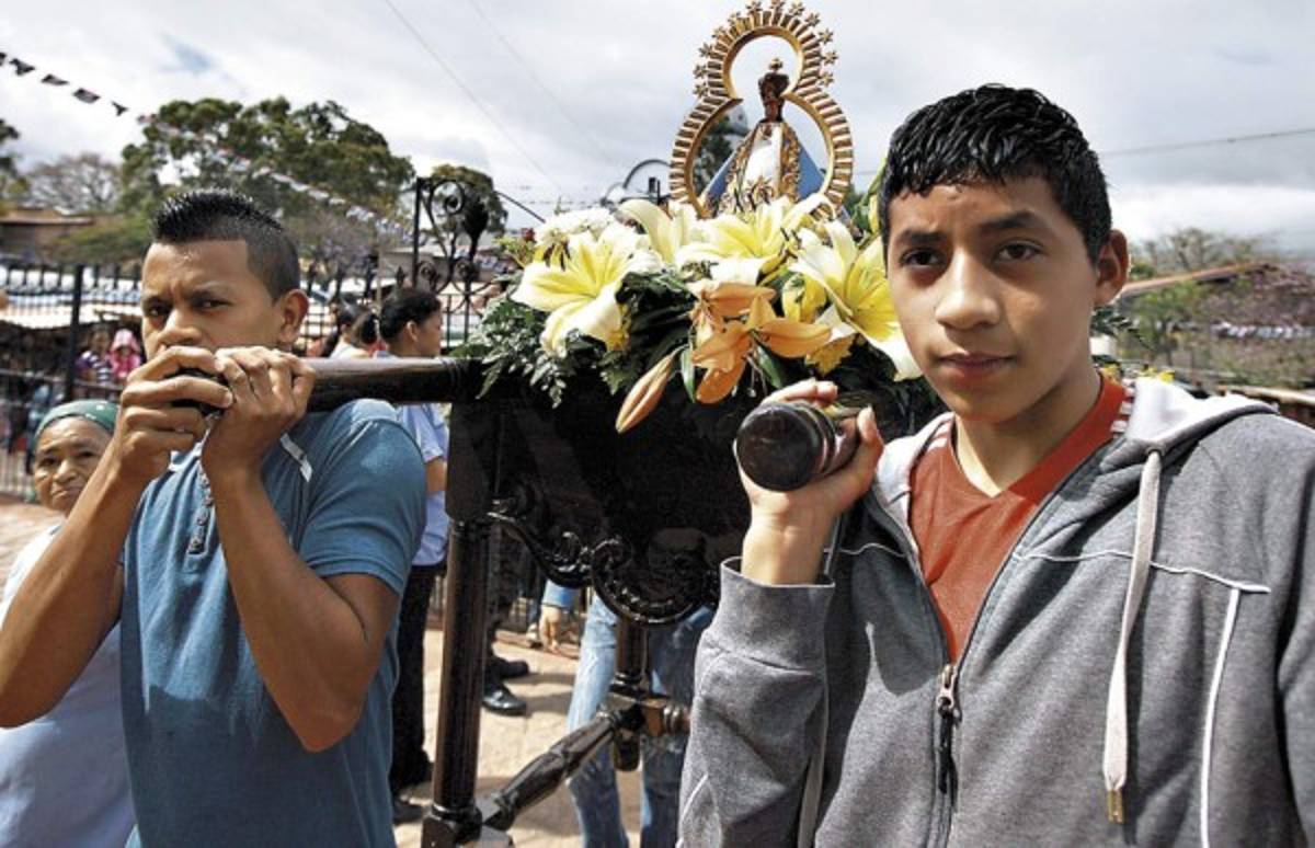 Jóvenes y niños rinden tributo