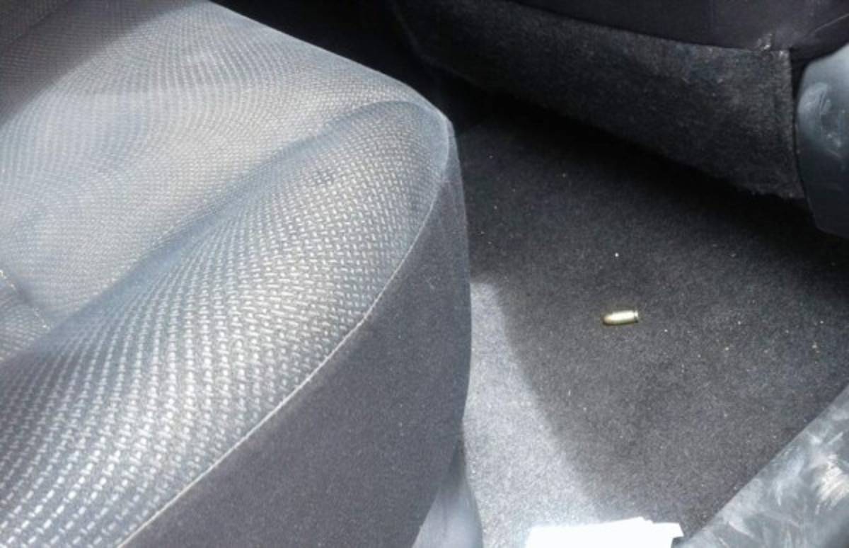 Una bala fue encontrada en el interior del vehículo que presuntamente utilizaron los sicarios.