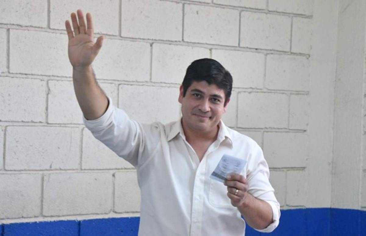 El candidato presidencial costarricense Carlos Alvarado, del gobernante Partido Acción Ciudadana (PAC), se desplaza mientras vota en San José. Foto AFP