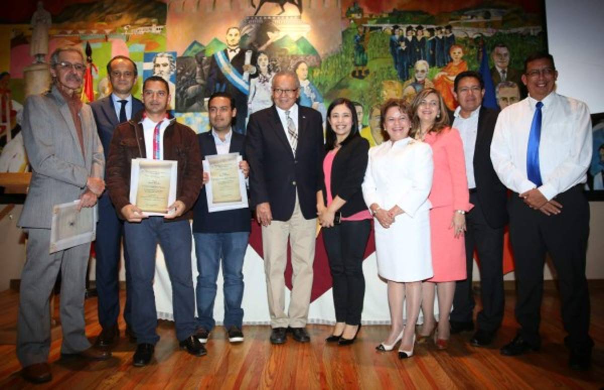 Autoridades de la UPNFM, el jurado, el ganador y las menciones de honor posaron al finalizar la premiación.