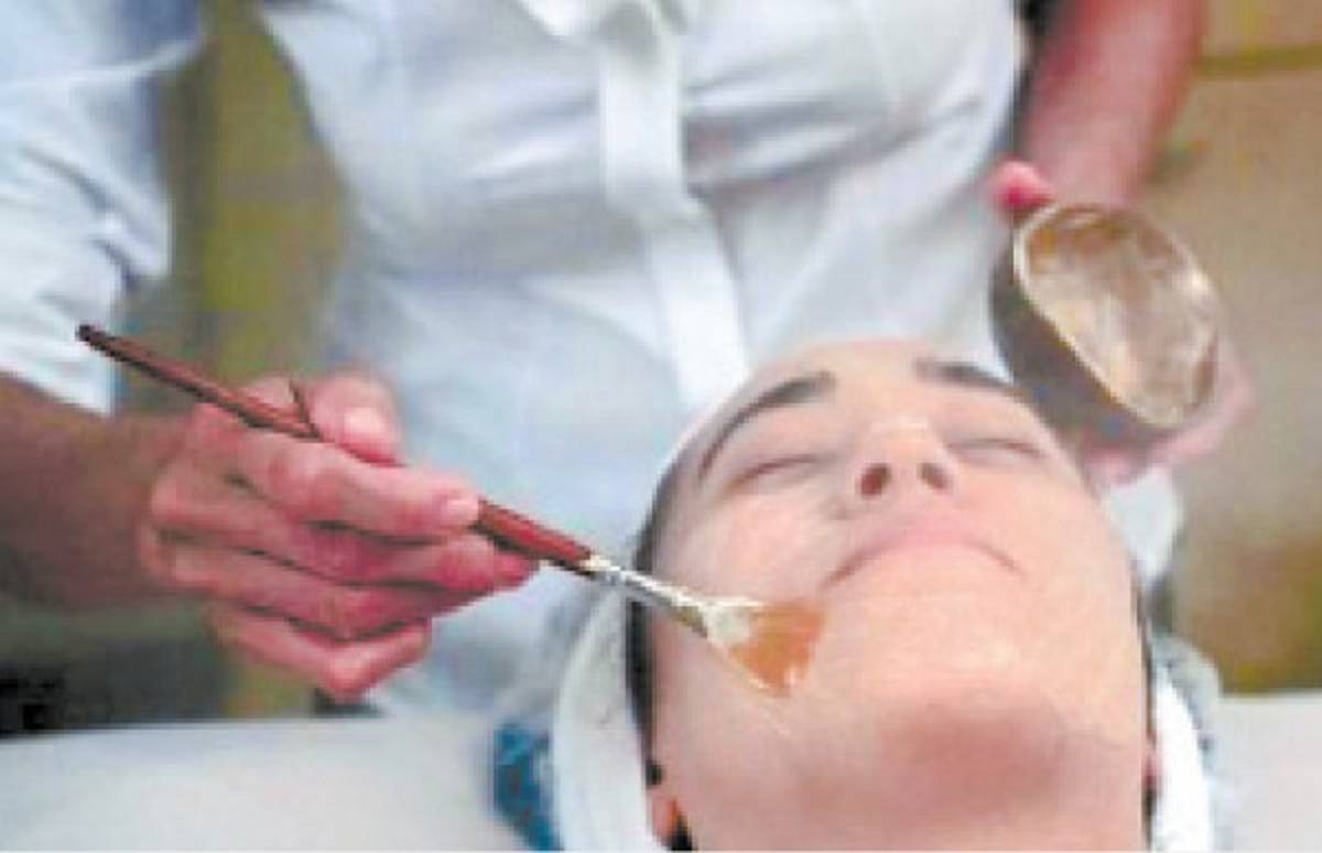 Aplican excremento de pájaros como terapia de belleza