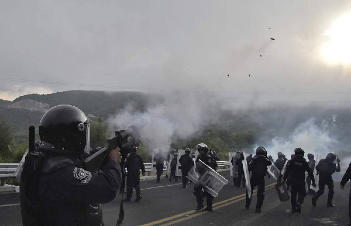 Compañeros de 43 estudiantes de Ayotzinapa se enfrentan con policía  