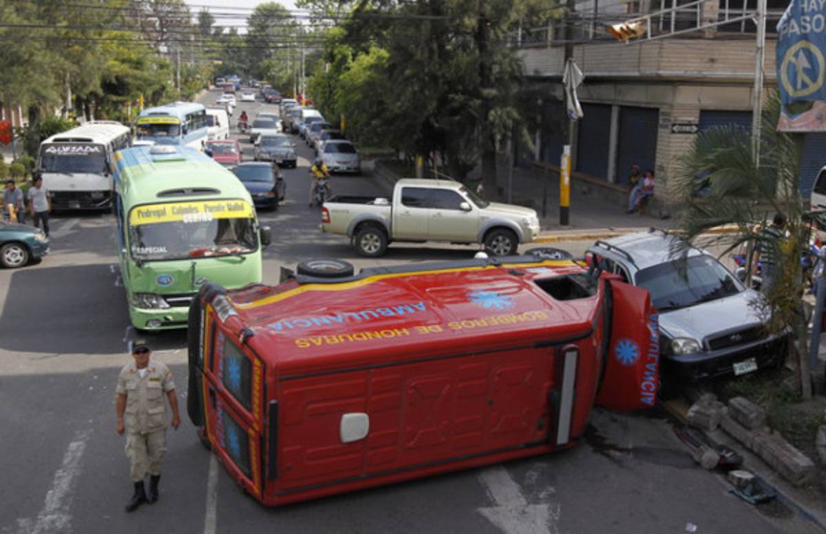 Dos bomberos heridos en choque de rapidito y ambulancia
