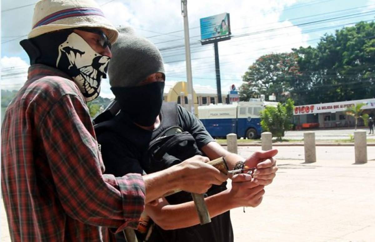 Chimbas, palos, piedras y hondas caseras en protesta frente a la UNAH