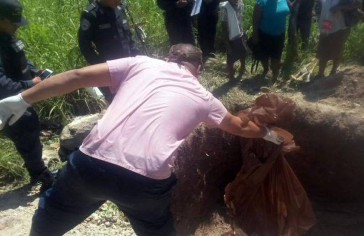 En potreros y panteones exhuman a víctimas de banda