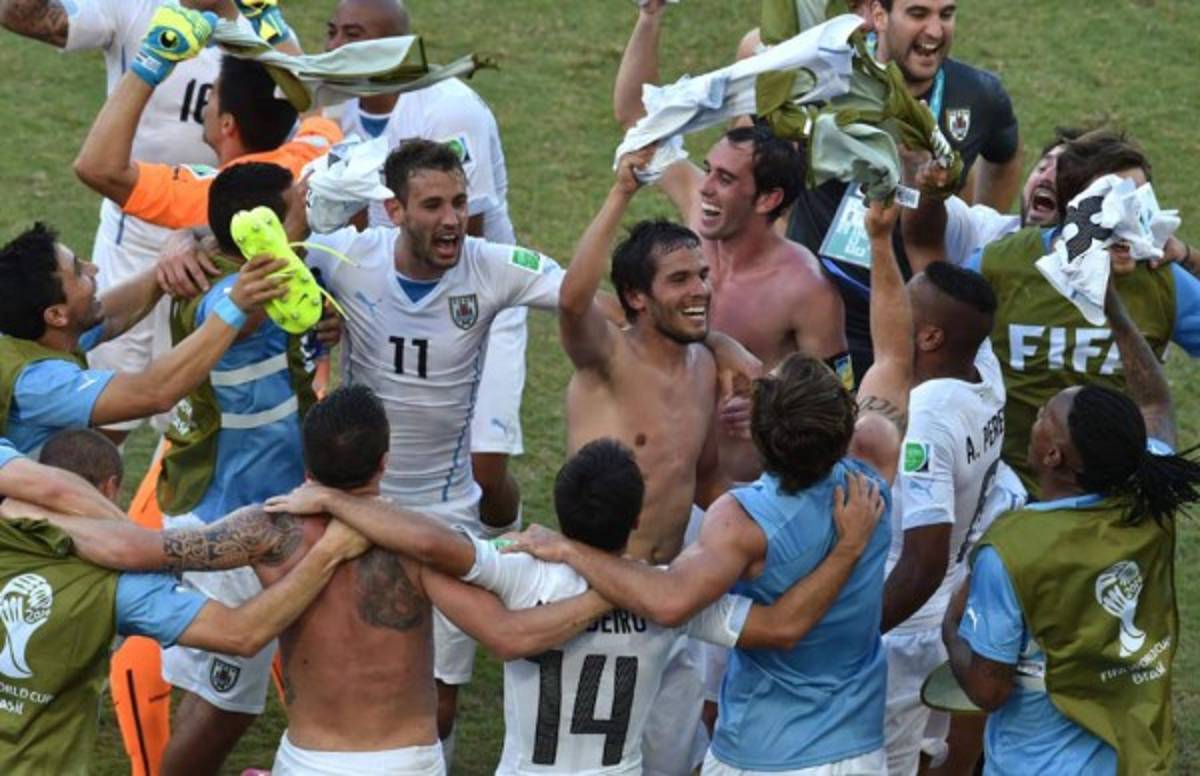 Godín lleva a Uruguay octavos de final y despide a Italia