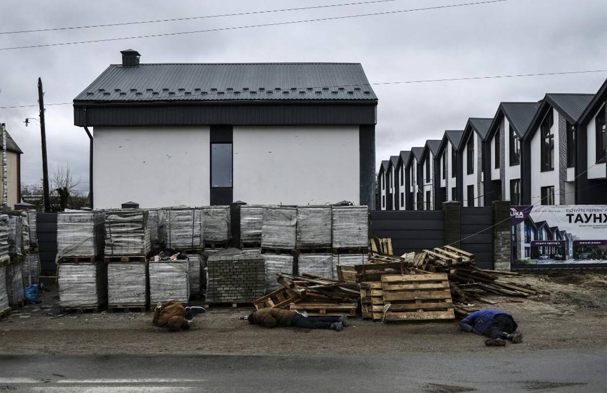 Los cadáveres yacen en una calle en Bucha, al noroeste de Kiev, el 2 de abril de 2022, mientras Ucrania dice que las fuerzas rusas están haciendo una “retirada rápida” de las áreas del norte alrededor de Kiev y la ciudad de Chernigiv.