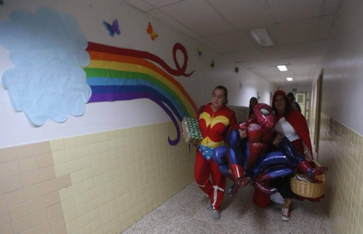 200 voluntarios vestidos de héroes visitan el Hospital Materno Infantil de Tegucigalpa