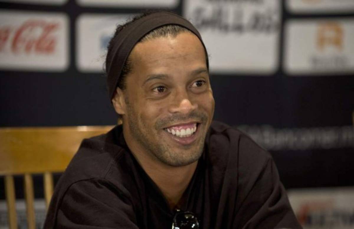 Ronaldinho ya camino a Honduras tras retraso