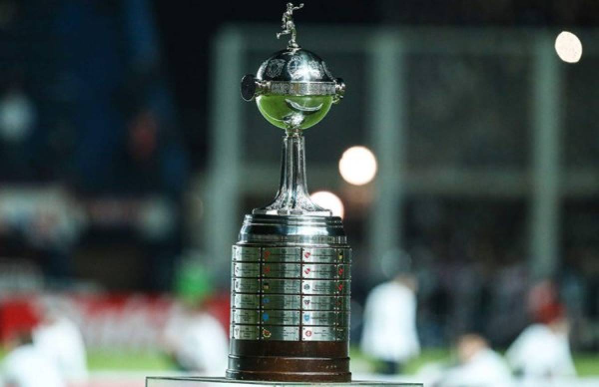 La Copa Libertadores tiene el diseño de un mundo sobre un pedestal. (Foto: Agencias/ Deportes El Heraldo / El Heraldo Honduras / Noticias Honduras)