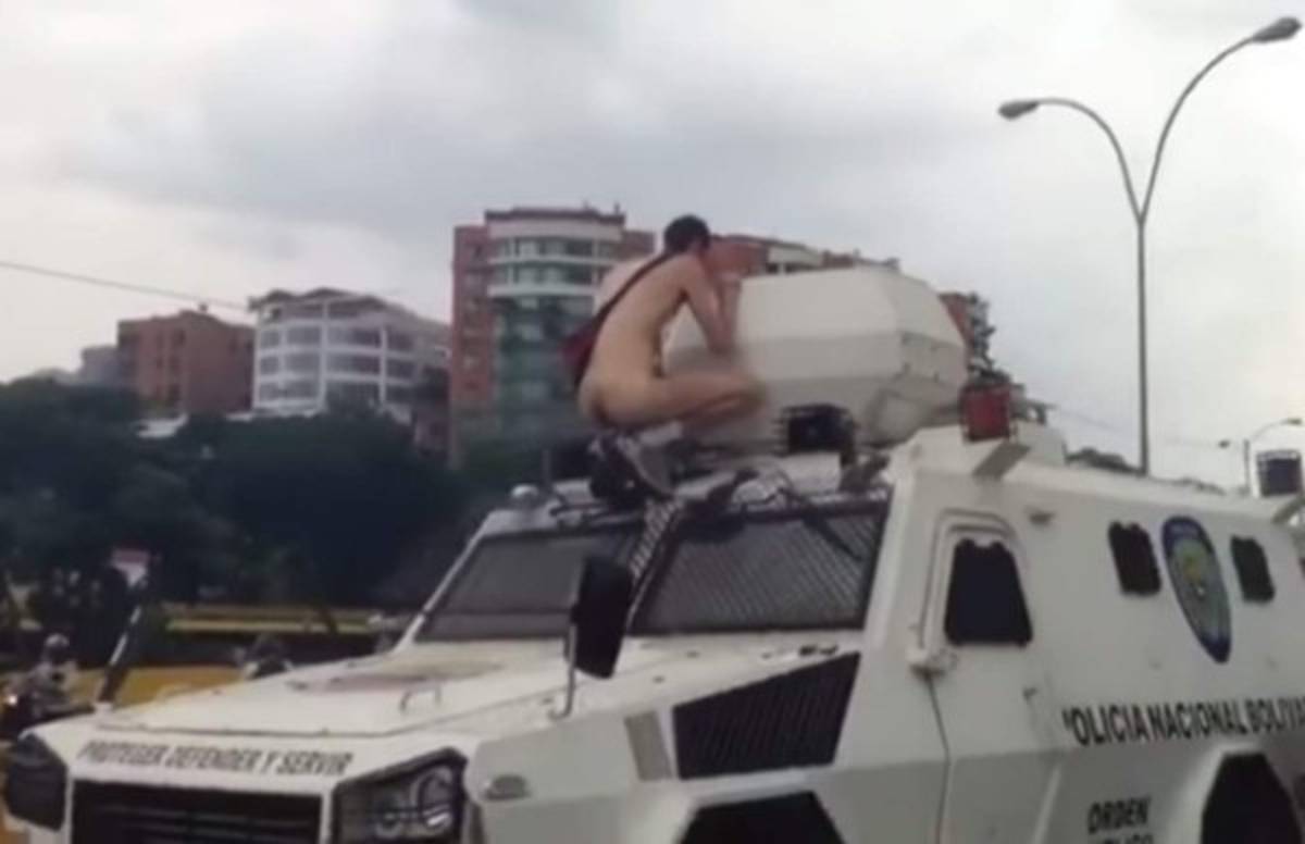 El protestante se subió a una de las tanquetas de la fuerza del orden y ahí nuevamente fue atacado con las balas de goma.