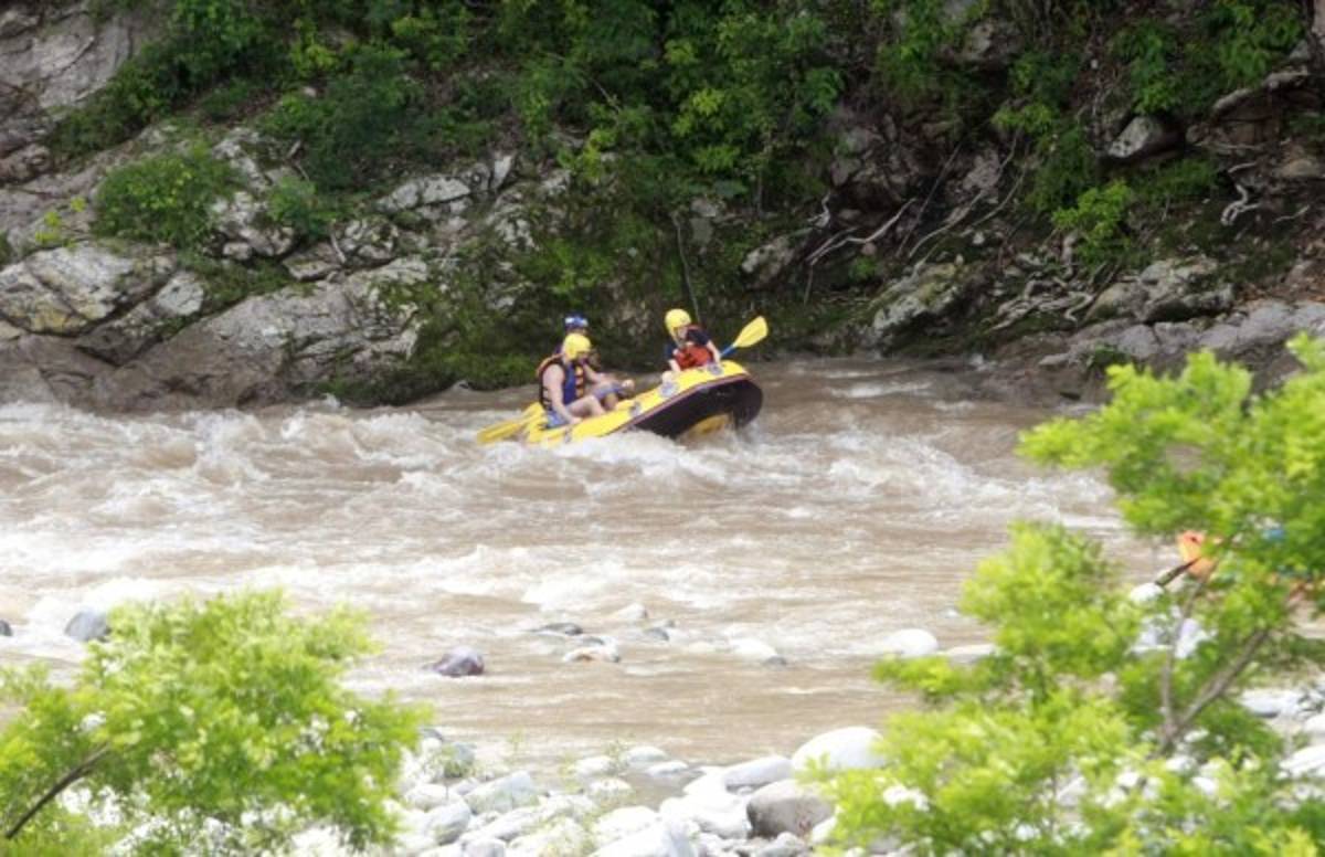 Adrenalina pura en el rafting del Río Cangrejal