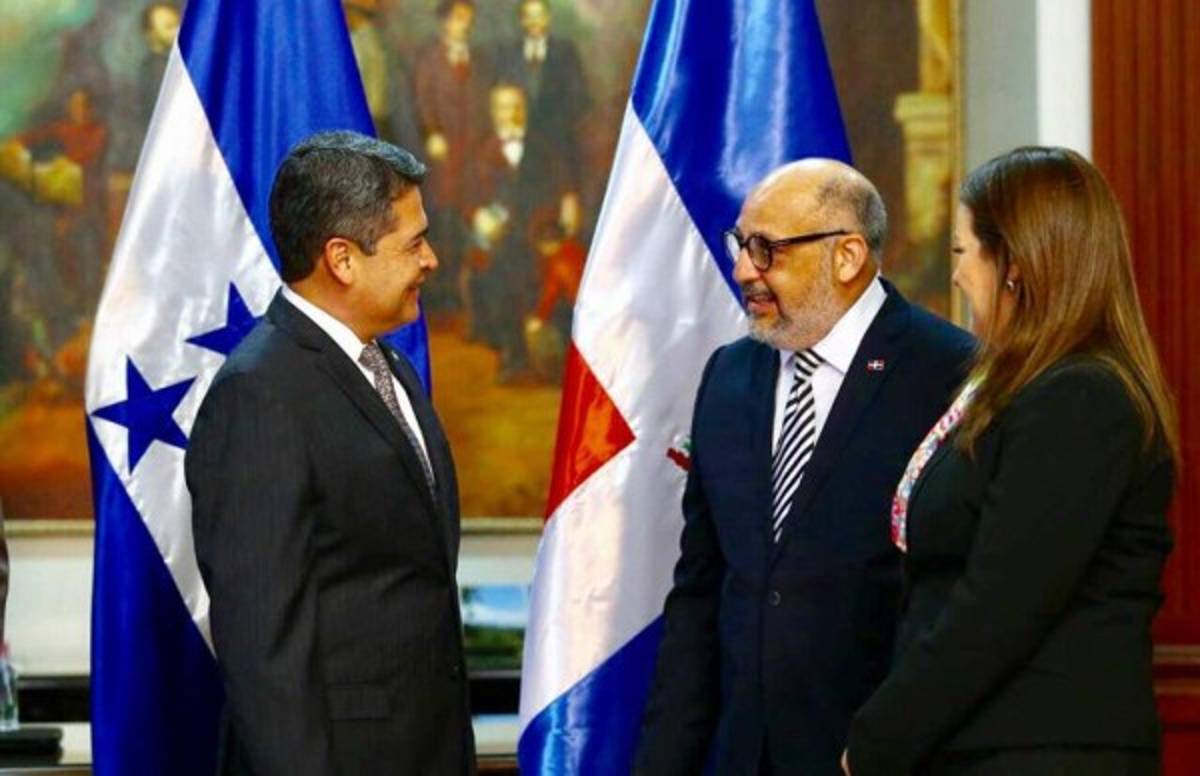 UN BRINDIS POR EL NUEVO DIPLOMáTICO