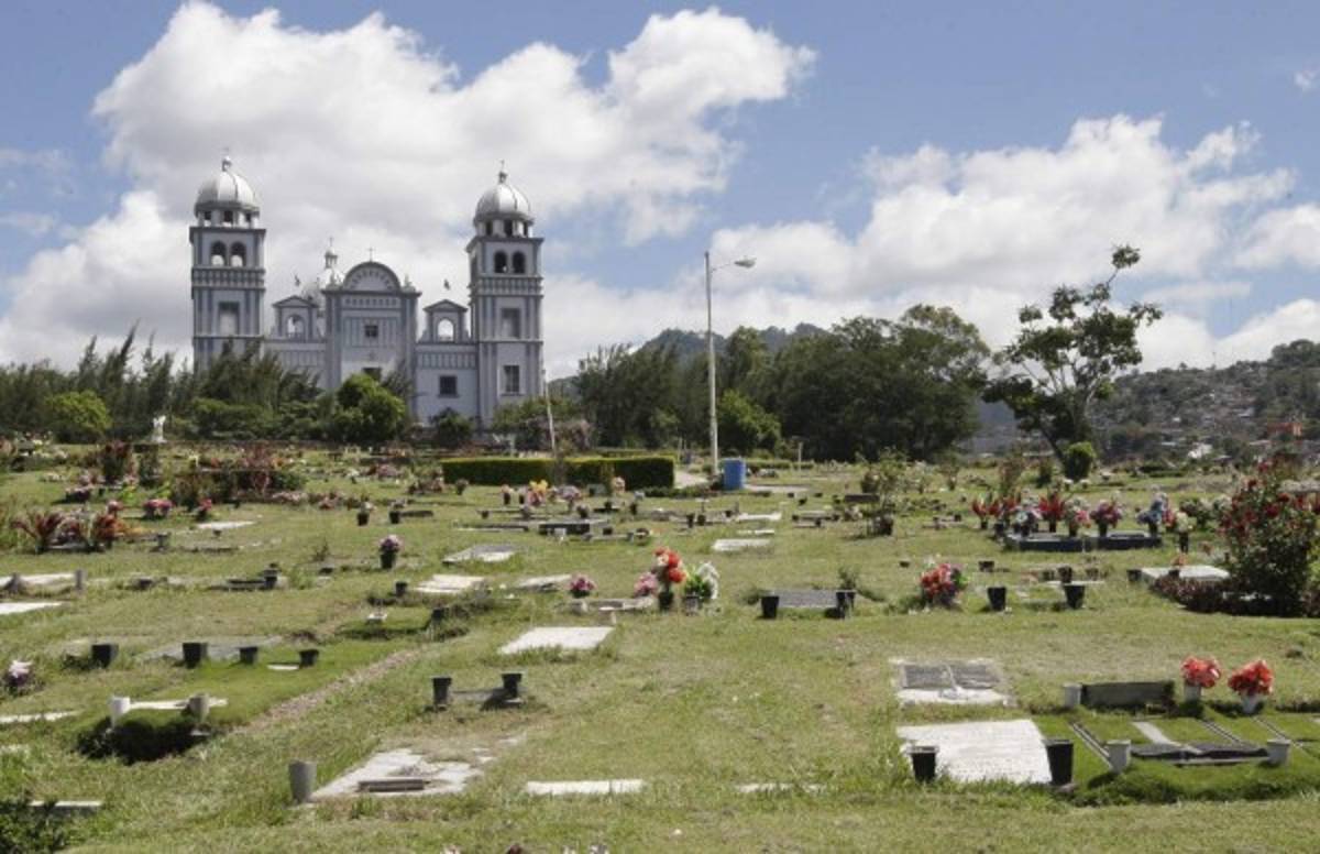Honduras: El Día de Difuntos desencadena mayor flujo comercial en la ciudad