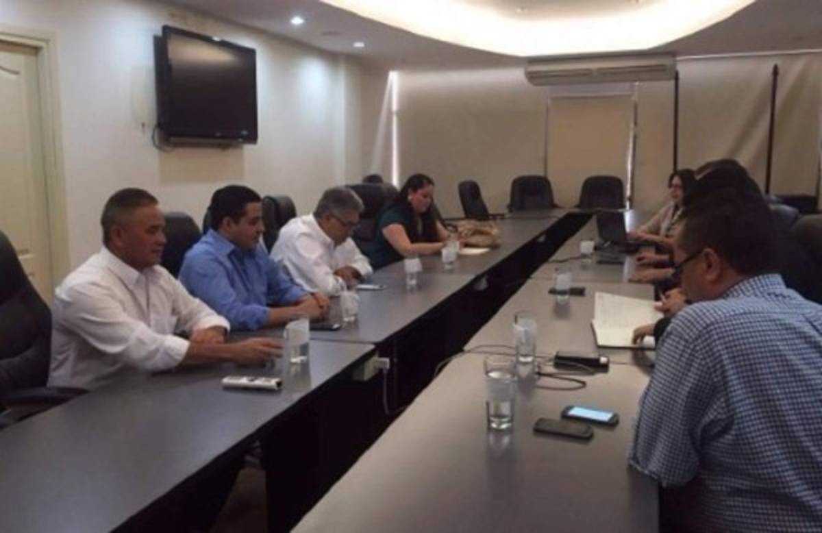 Honduras: Monarca solicita inscripción en el Tribunal Supremo Electoral