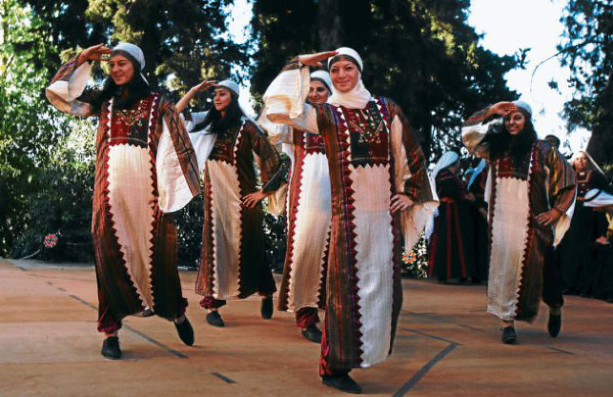 Bailes tradicionales en boda palestina