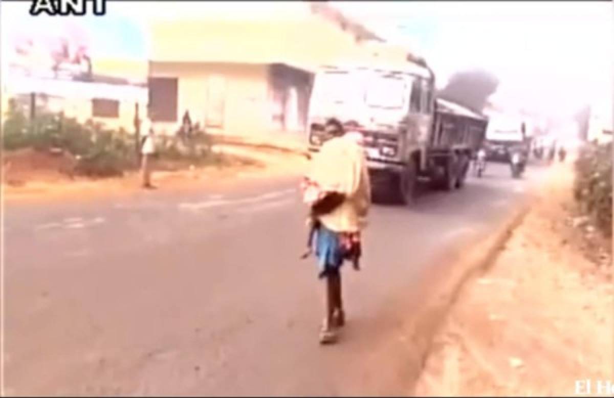 Hombre carga el cadáver de su hija 15 kilómetros por falta de recursos