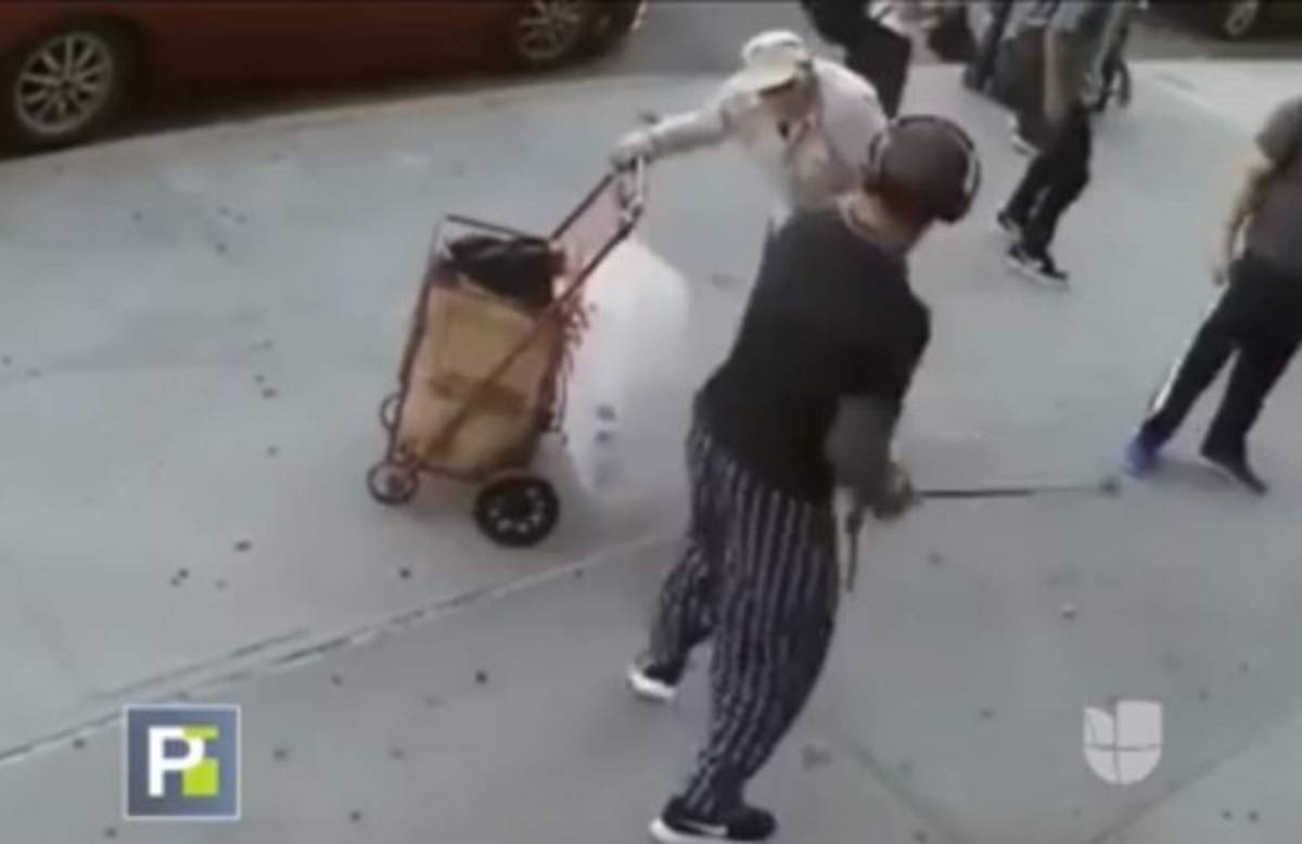 El hombre le soltó un golpe con un bastón al abuelo que circulaba por la acera de la ciudad de Nueva York.