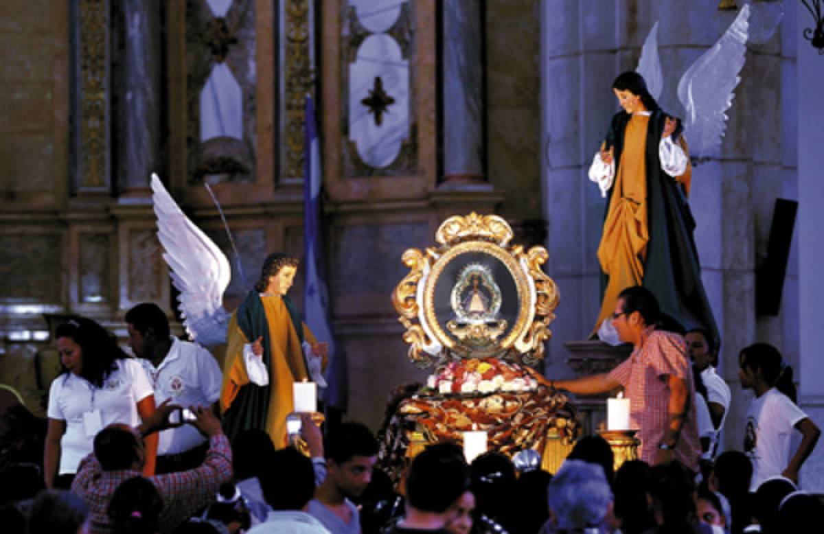 Devoción y fervor para saludar a Virgen Morena